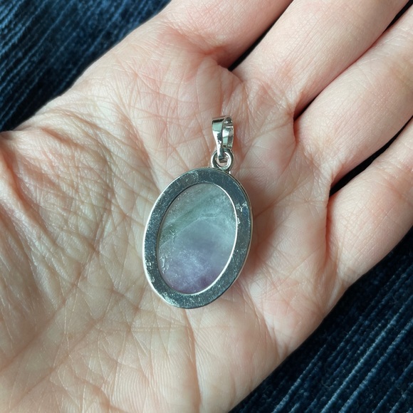 Gorgeous iridescent marbled stone pendant - Picture 4 of 5